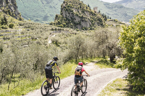 Road to Laghel with a view of the castle | © Garda Trentino 