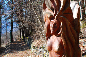 Via da le Vide, wooden sculpture among the woods above Borzago | © APT Madonna di Campiglio, Pinzolo, Val Rendena