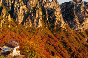 Rifugio Pernici with the Pichea mountain ridge in the background | © Garda Trentino 
