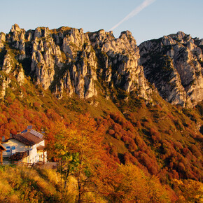 Rifugio Pernici with the Pichea mountain ridge in the background | © Garda Trentino 