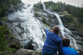 Madonna di Campiglio - Val Rendena - Famiglia vicino alla cascate del Nardis