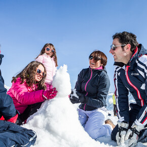 Madonna di Campiglio - Famiglia gioca sulla neve 