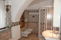 Bagno spazioso e finestrato