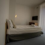  foto van Éénpersoonskamer, douche, zwembadkant