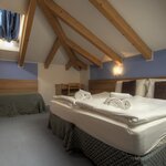  foto van Driepersoonskamer, douche, WC, zwembadkant