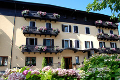 esterno lato strada/montagna