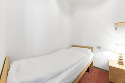 room with single bed