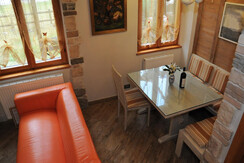 Zona giorno con stube in legno