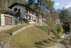 Casa Ambra: vista della casa con il giardino