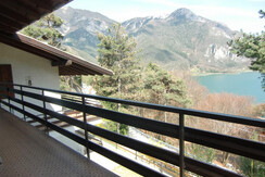 Ambra B: balcone vista lago