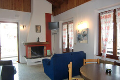 Ambra C: soggiorno con caminetto