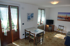 Soggiorno con porta d' entrata