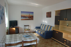 Soggiorno con divano e tv satellitare