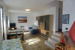 Soggiorno con scalini che portano nella zona notte