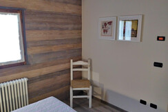 Parete in legno con perline spazzolate