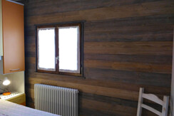 Parete in legno con perline spazzolate