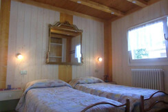 Bedroom with two single bed