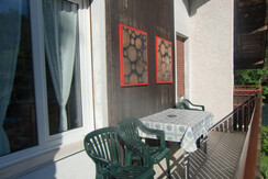 Balcone con tavolo e sedie