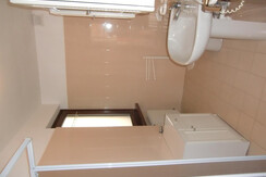 Bagno con doccia e servizi