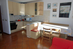 Angolo cottura con zona pranzo