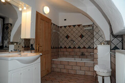 Bagno con vasca e box doccia