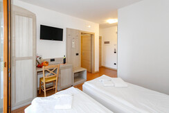 QUADRUPLE ROOM (2 connecting rooms)