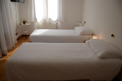 Camera matrimoniale/doppia con letti singoli