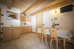 Appartamento Soldanella: cucina con microonde